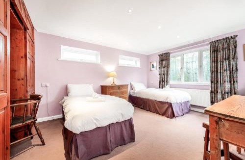 Cherry Hinton Apartment | 2-Bed Home with Free Parking - 2 min Walk to Bus