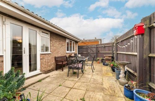 Cherry Hinton Apartment | 2-Bed Home with Free Parking - 2 min Walk to Bus