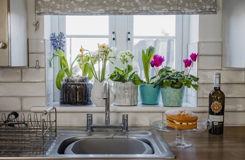Brading Cottage | 2 Bed in St Helens (oc-76608)