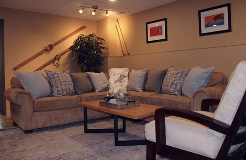 Banff Apartment | 2 Bedroom 1.5 Bathroom Private Suite Banff AB - Wolf Den Bed & Breakfast Suite A