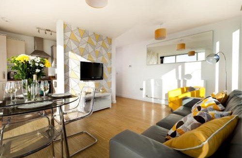 Central Milton Keynes Apartment | 2 Bedroom 2 Bathroom Apartment in Central Milton Keynes with Free Parking and Smart TV - Contractors, Relocation, Business Travellers