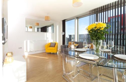 Central Milton Keynes Apartment | 2 Bedroom 2 Bathroom Apartment in Central Milton Keynes with Free Parking and Smart TV - Contractors, Relocation, Business Travellers