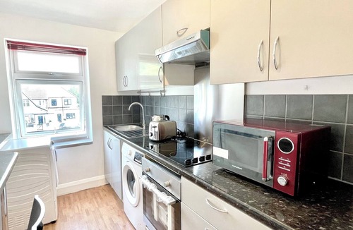 Northolt Mandeville Apartment | 2 bedroom entire flat, 15 min from tube station, family friendly
