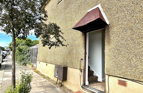 Northolt Mandeville Apartment | 2 bedroom entire flat, 15 min from tube station, family friendly