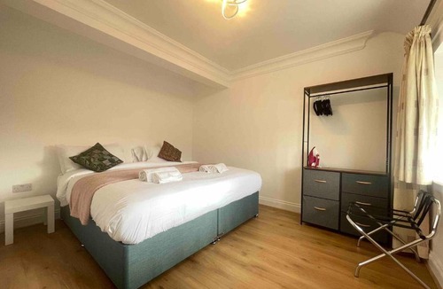 Potters Bar Apartment | 2-Bedroom Flat – Near A1/M25 – Van Parking & Split Beds - Walk to Pub