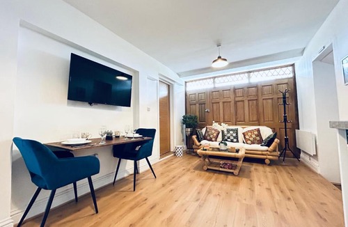 Potters Bar Apartment | 2-Bedroom Flat – Near A1/M25 – Van Parking & Split Beds - Walk to Pub