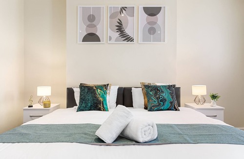 High Barnet Apartment | 2-bedroom flat with a king-size bed in London, UK.
