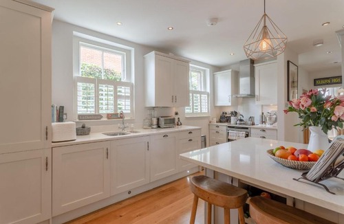 Kilburn Apartment | 2 Bedroom Garden Flat in Brondesbury Park