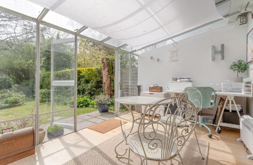 Kilburn Apartment | 2 Bedroom Garden Flat in Brondesbury Park
