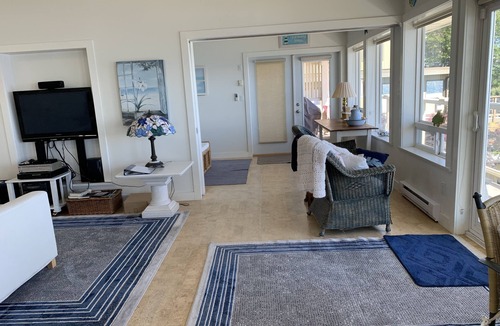 West Sechelt House | 2 Bedroom Oceanfront Suite w/Panoramic Views & Walk-On Beach! 5 mins from town!