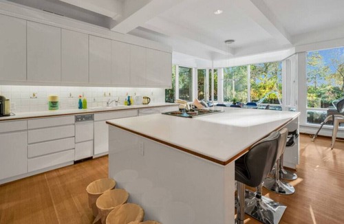 Oakridge House | 2 Bedrooms with Private Bathroom Suite