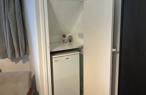 Bedford House | 2 mins from Train station, Lovely Deluxe Double Room