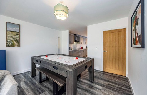 Borrowash House | 2 RIVERSIDE MEWS, family friendly, with hot tub in Borrowash