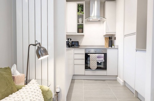 Arundel Apartment | 2 Roseland Apartment - sleeps 2 guests in 1 bedroom