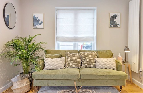 Arundel Apartment | 2 Roseland Apartment - sleeps 2 guests in 1 bedroom