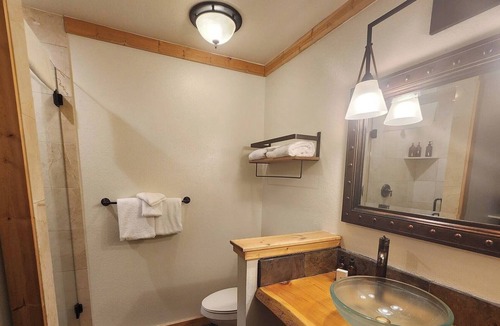 Mammoth Lakes Hotel | 2 Spacious Units for Outdoor Lovers, Close to Mammoth Skiing & Hiking Trails!