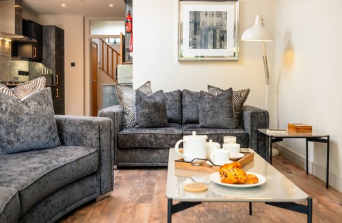 Broadway House | 2a Lifford Gardens -Broadway, sleeps 6 guests in 3 bedrooms