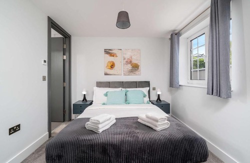 West Hendon Apartment | 2Bed 2Bath at Hendon - 3 min to Train - 65 Inch TV