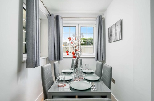 West Hendon Apartment | 2Bed 2Bath at Hendon - 3 min to Train - 65 Inch TV