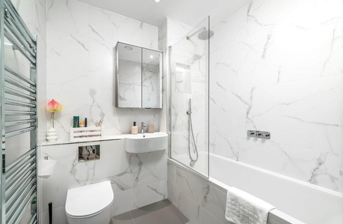 West Hendon Apartment | 2Bed 2Bath at Hendon - 3 min to Train - 65 Inch TV