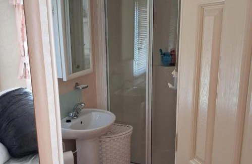 Bembridge House | 2Bed-Cabin Sleeps 4 WiFi Free Parking Sea Views