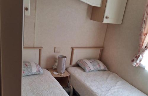 Bembridge House | 2Bed-Cabin Sleeps 4 WiFi Free Parking Sea Views