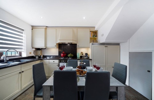 Brunel House | 2Bedroom 2 King/4 Single + 2Sofa Beds | Parking x3 | Garden & Patio