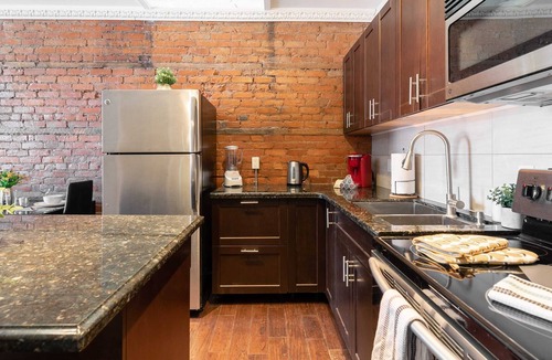Central Hamilton Apartment | 2Bedroom Apt Near Downtown - King Bed & Netflix!