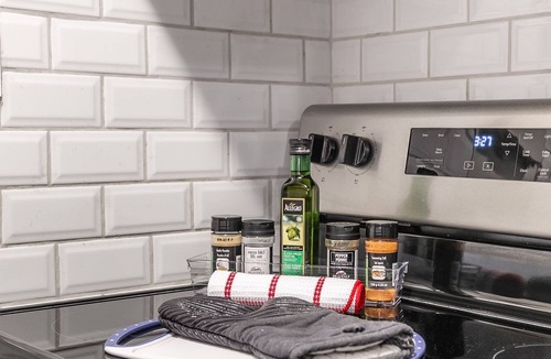 Rosedale Apartment | 2BR Apt - Near Downtown Hamilton - Sleeps 6!