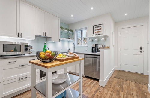 Whistler Creekside House | 2BR Creekside Gem|Steps to Gondola,Free PKNG|Patio
