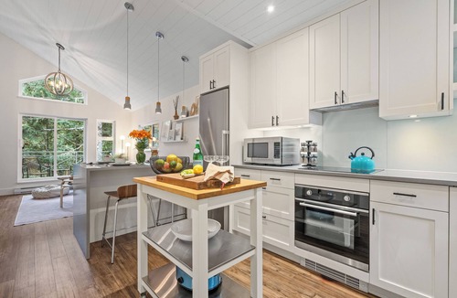 Whistler Creekside House | 2BR Creekside Gem|Steps to Gondola,Free PKNG|Patio