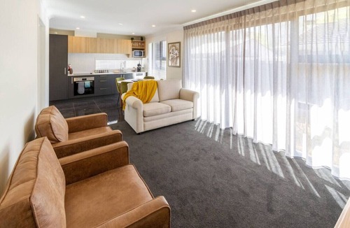 Riccarton House | 2BR Townhouse, Riccarton Mall, Hagley Park