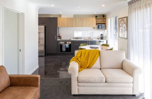 Riccarton House | 2BR Townhouse, Riccarton Mall, Hagley Park
