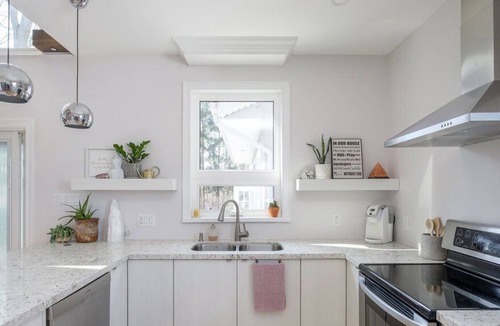 Turkey Point Cottage | 2KMs of beautiful beach is just seconds away!