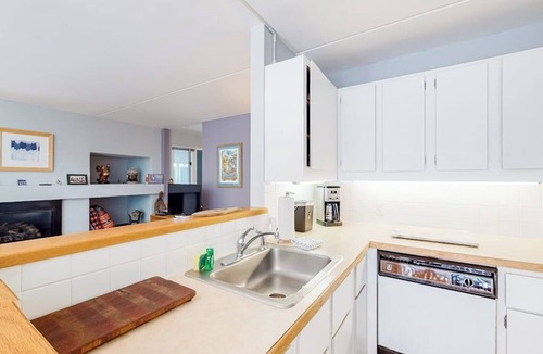 Warren Condo | 2nd-floor condo with in/outdoor pools, sauna, tennis, gym, firepit, pool spa