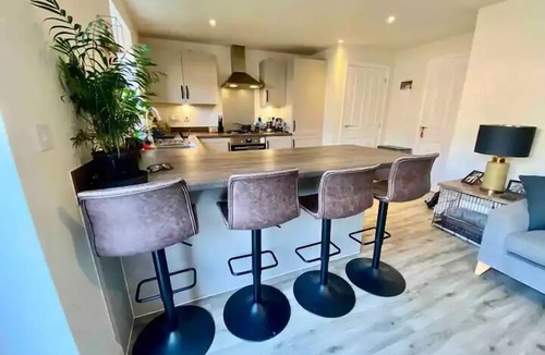 Peterborough House | 3 bedroom house - Hampton Water