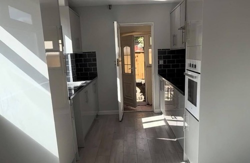 Bramcote House | 3 Bed Home Sleeps 7 - WiFi & Free Street Parking