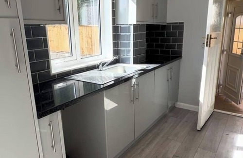 Bramcote House | 3 Bed Home Sleeps 7 - WiFi & Free Street Parking