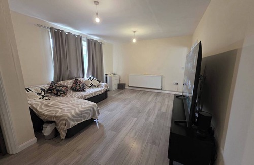 Bramcote House | 3 Bed Home Sleeps 7 - WiFi & Free Street Parking