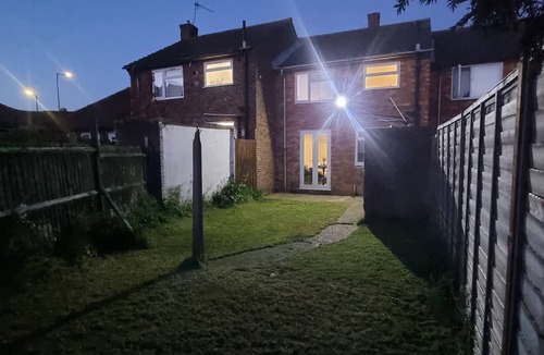 Slough House | 3 Bed House Sleeps 5 - Parking, Garden, Pets
