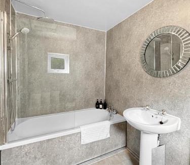 Grantham House | 3 Bed House Sleeps 8 Garden & Driveway - Central Location - Amaya 10 - Free Gym Access