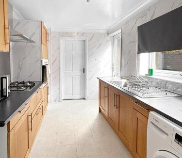 Grantham House | 3 Bed House Sleeps 8 Garden & Driveway - Central Location - Amaya 10 - Free Gym Access
