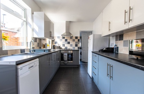 Newark House | 3 Bed House walking distance to Northgate Station