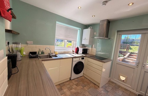 Heaton House | 3 bed house with garden , sleeps 5, 8 mins away from Harold wood station