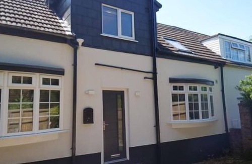 Spalding Cottage | 3 bed house with parking and terrace