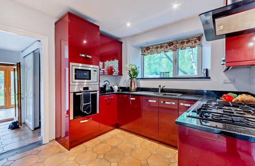 Lea Cottage | 3 Bed in Lea Bridge (oc-l30112)