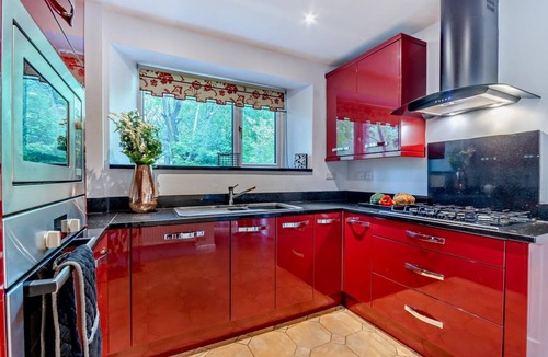Lea Cottage | 3 Bed in Lea Bridge (oc-l30112)