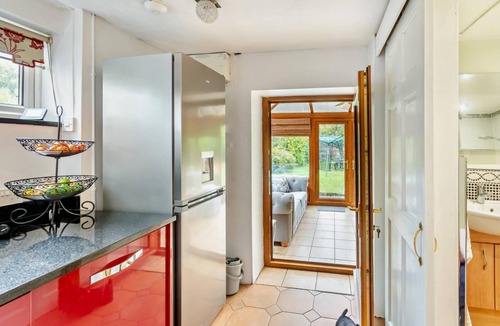 Lea Cottage | 3 Bed in Lea Bridge (oc-l30112)