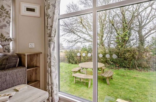 Rookley Ski Chalet | 3 Bed in Ventnor (oc-94278)