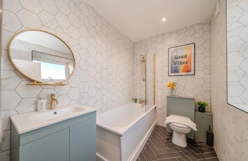 Montpelier Apartment | 3 Bedroom 2 Bath I Next to Brighton Beach I Slp 10